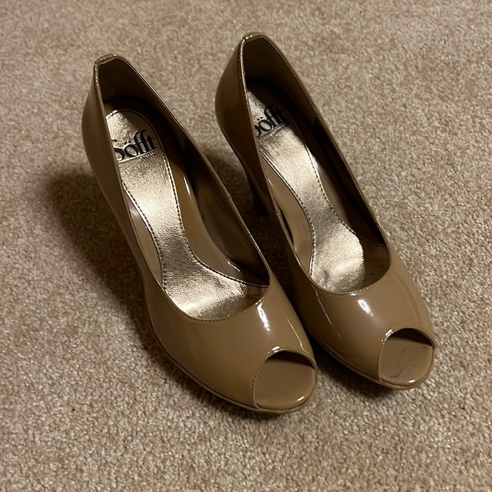 Sofft peep toe shoe in patent leather, size 7n